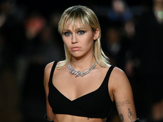 Miley Cyrus donates 120 tacos to hospital workers