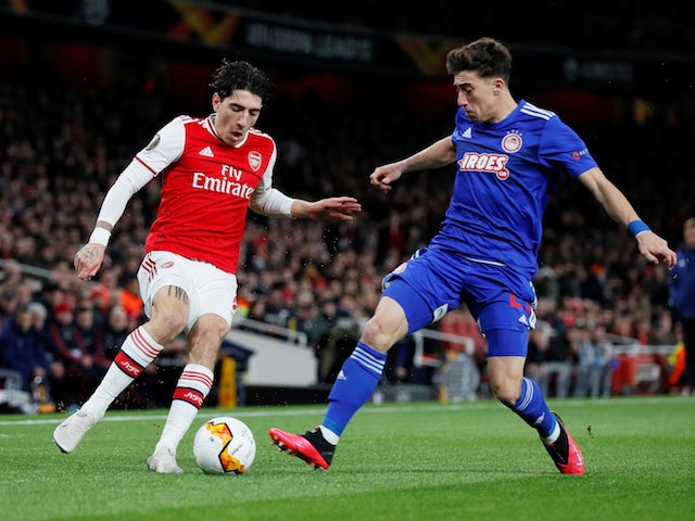 Arsenal's Hector Bellerin in action with Olympiacos's Kostas Tsimikas in the Europa League on February 27, 2020