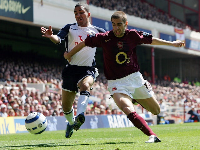 Aaron Lennon of Tottenham battles Mathieu Flamini of Arsenal in a North London derby in 2006