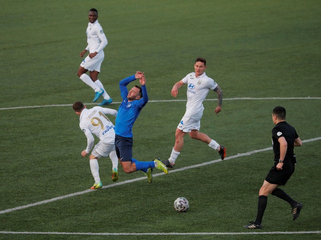 Isloch and Vitebsk players in action in the Belarusian Premier League on April 26, 2020
