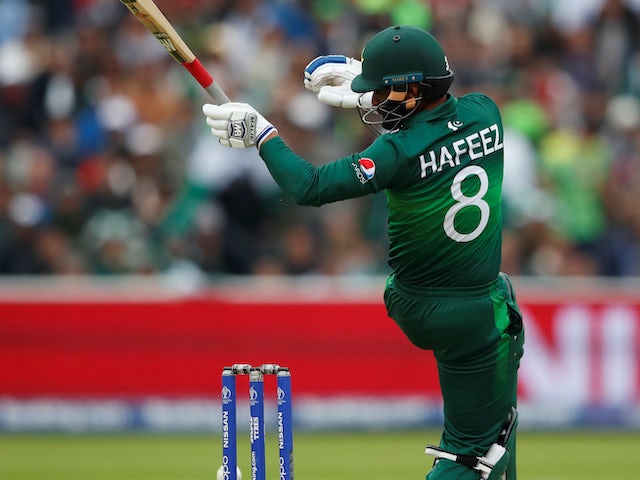 Mohammad Hafeez in breach of social distancing guidelines