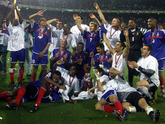 France players celebrate winning Euro 2000