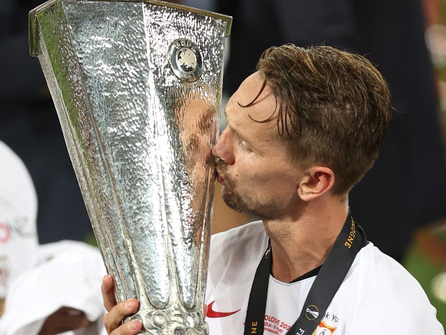 Sevilla hero Luuk de Jong kisses the Europa League trophy following their victory over Inter Milan on August 21, 2020