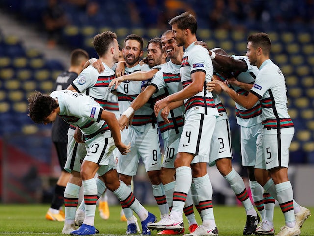Portugalský Joao Felix oslavuje 5. septembra spolu so svojimi spoluhráčmi z Ligy európskych národov UEFA strelenie gólov proti Chorvátsku.