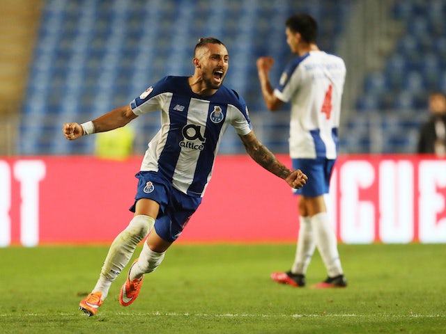 Manchester United 'agree £13.5m deal for Alex Telles'