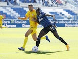 Atalanta's Duvan Zapata in action with Cagliari's Sebastian Walukiewicz in Serie A on October 4, 2020