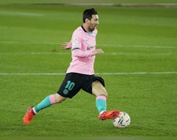 Lionel Messi's father dismisses talk of PSG move