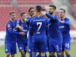 Schalke 04 players celebrate Mark Uth's goal against Mainz on November 7, 2020