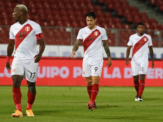 Peru players look dejected after losing to Chile on November 13, 2020