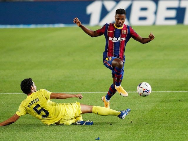 Anso Fati del Barcelona contra Dani Parejo del Villarreal en la Liga española el 27 de septiembre de 2020