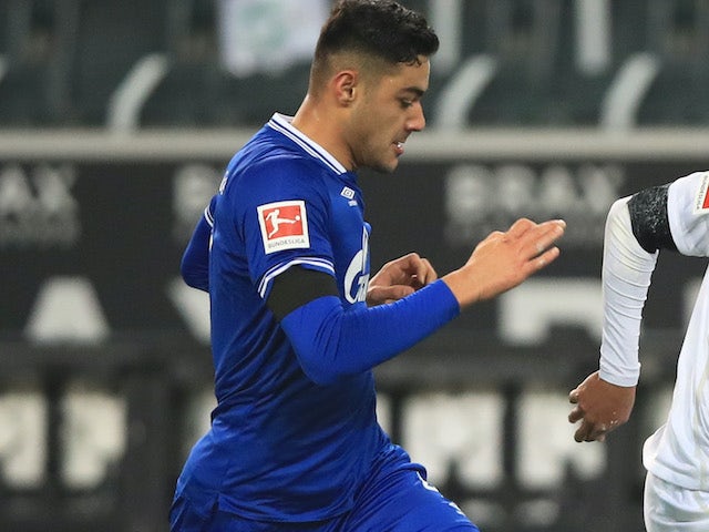 Ozan Kabak in action for Schalke on November 28, 2020