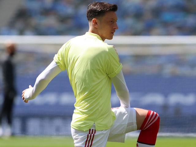 Mesut Ozil warms up for Arsenal on June 20, 2020