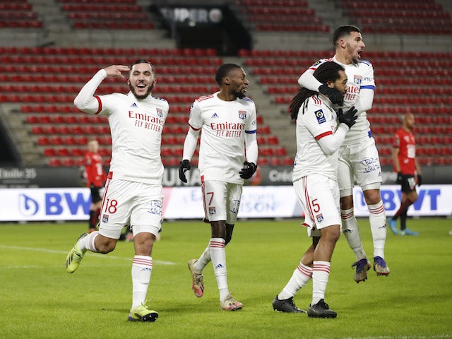 Le joueur lyonnais Jason Denayer fête avec ses coéquipiers après avoir marqué contre Rennes le 9 janvier 2021