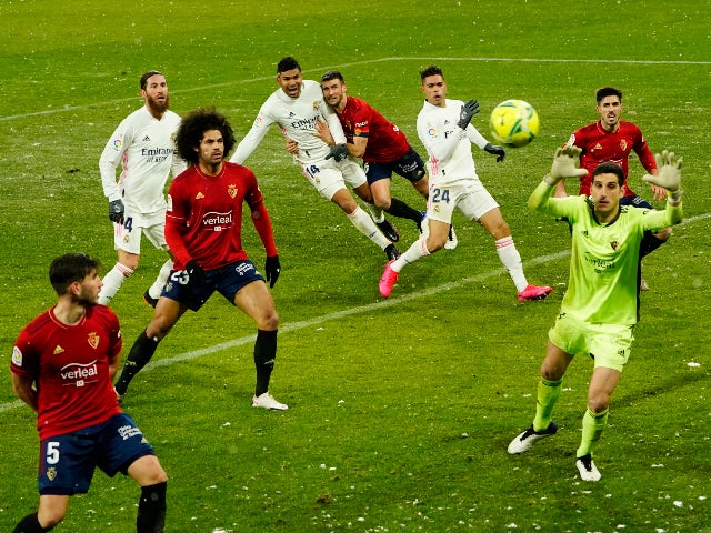 Il portiere dell'Osasuna Sergio Herrera in azione contro il Real Madrid il 9 gennaio 2021