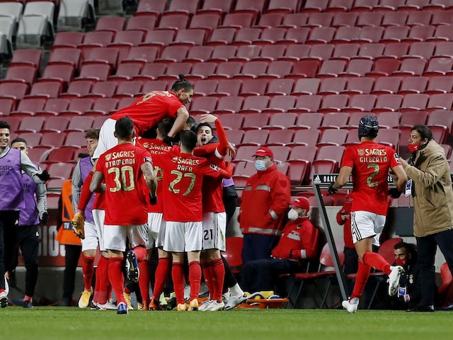 Haris Seferovic de Benfica célèbre avoir marqué son premier but avec ses coéquipiers en janvier 2021