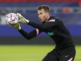 Neto warms up for Barcelona on December 2, 2020