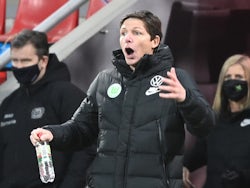 VfL Wolfsburg coach Oliver Glasner reacts on January 23, 2021