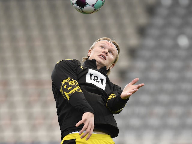 Erling Braut Haaland warms up for Borussia Dortmund on February 6, 2021