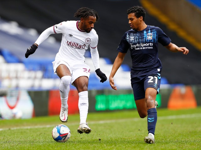 Brentford's Tariqe Fosu in action with Coventry City's Sam McCallum in the Championship on February 20, 2021