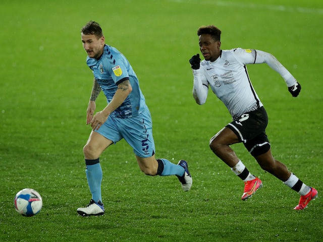 Swansea City's Jamal Lowe in action with Coventry City's Kyle McFadzean in the Championship on February 24, 2021