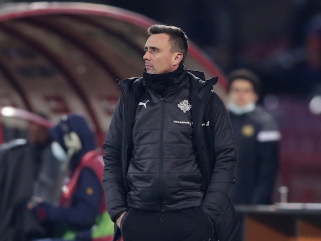 Islandijos treneris Arnaras Vidharssonas nuotraukoje 2021 m. kovo 28 d