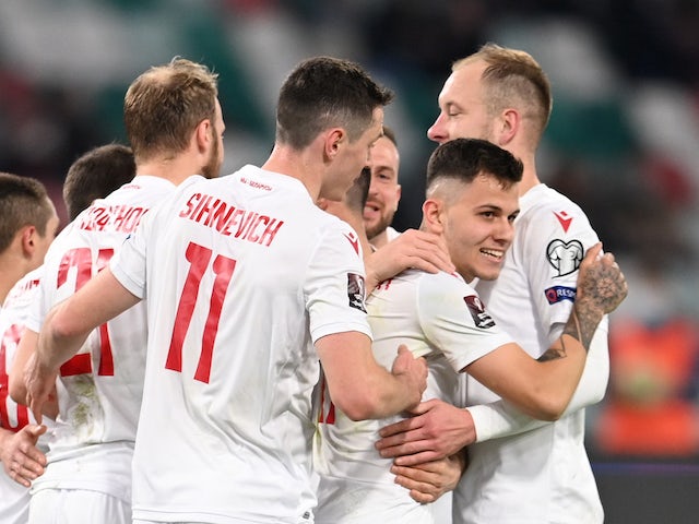 Běloruský hráč Vitalij Lisakovič slaví vstřelení čtvrtého gólu se svými spoluhráči 27. března 2021