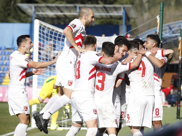 Il giocatore di Gibilterra Reiss Sticke festeggia il suo primo gol con i suoi compagni di squadra il 27 marzo 2021