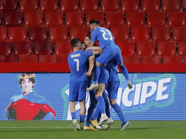 Anastasios Pacasitas de Grecia celebra marcar su primer gol con sus compañeros el 25 de marzo de 2021