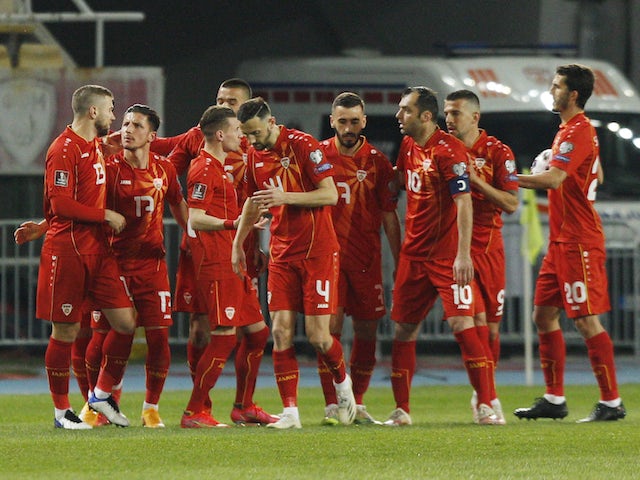 Enes Bardi de Macedonia del Norte celebra su primer gol con sus compañeros el 28 de marzo de 2021