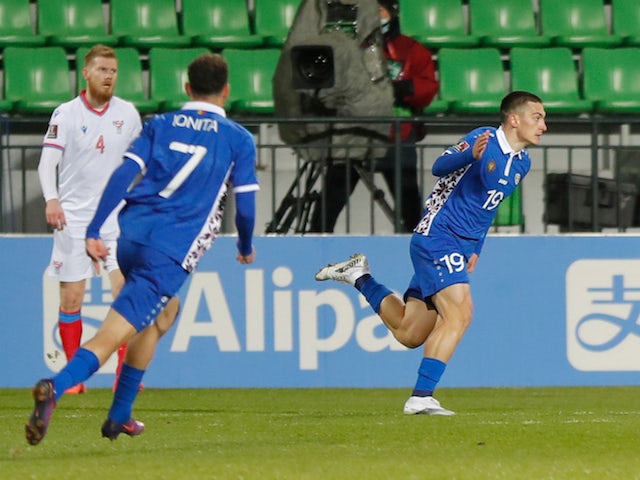 Moldavčan Ion Nicolascu oslavuje svoj prvý gól 25. marca 2021