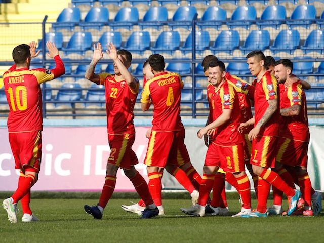 Zarko Tomasevic fra Montenegro feirer sitt tredje mål med lagkameratene 27. mars 2021