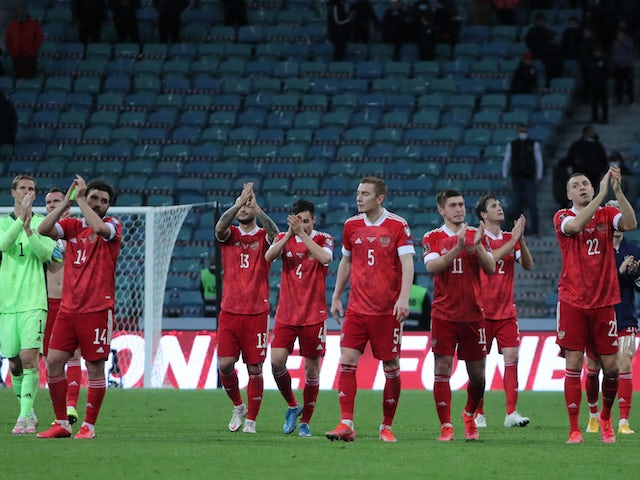 Российские футболисты подбадривают болельщиков после матча 27 марта 2022 года