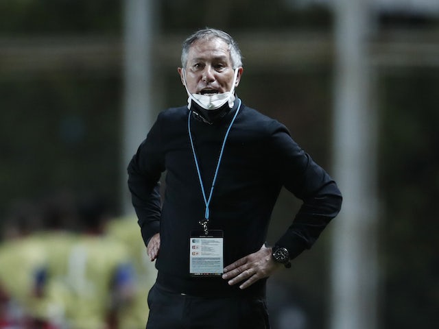 Santos coach Ariel Holan during the match on April 6, 2021