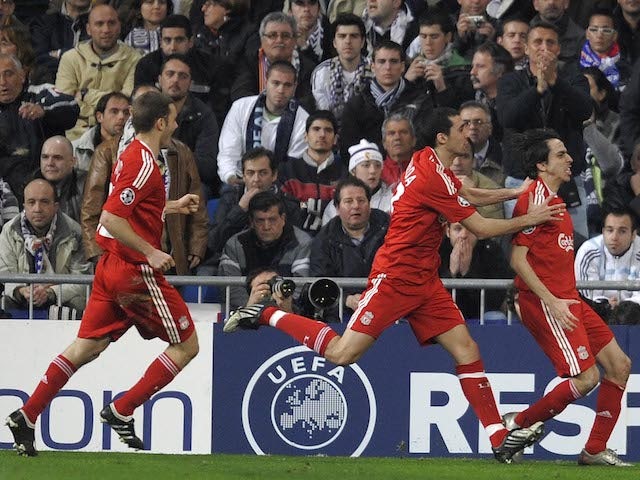 Yossi Benayoun (R) de Liverpool célèbre son but lors du match de football de la Ligue des champions contre le Real Madrid au stade Santiago Bernabeu à Madrid le 25 février 2009