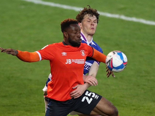 Luton Town's Kazenga Lua Lua in action with Reading's Thomas Holmes in the Championship on April 21, 2021