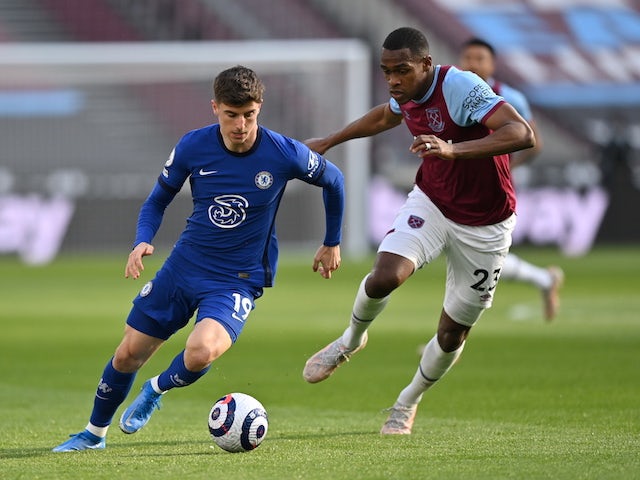 Chelsea's Mason Mount in action with West Ham United's Issa Diop in the Premier League on April 24, 2021