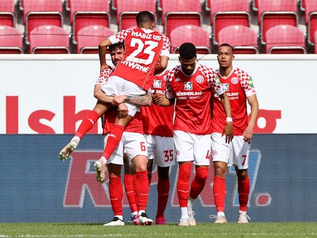 Mainz 05's Robin Quaison celebrates scoring their second goal with teammates on April 24, 2021