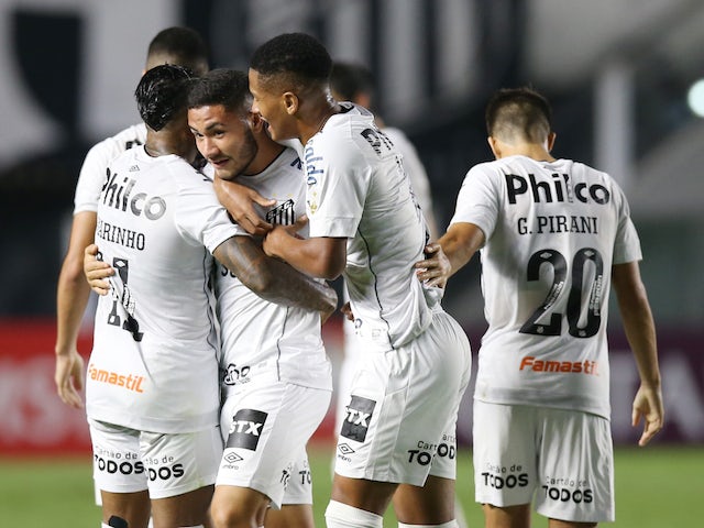 Angelo Gabriel, do Santos, comemorou seu quinto gol com os companheiros no dia 4 de maio de 2021