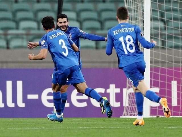 Emin Makhmudov uit Azerbeidzjan viert hun eerste doelpunt met teamgenoten op 30 maart 2021