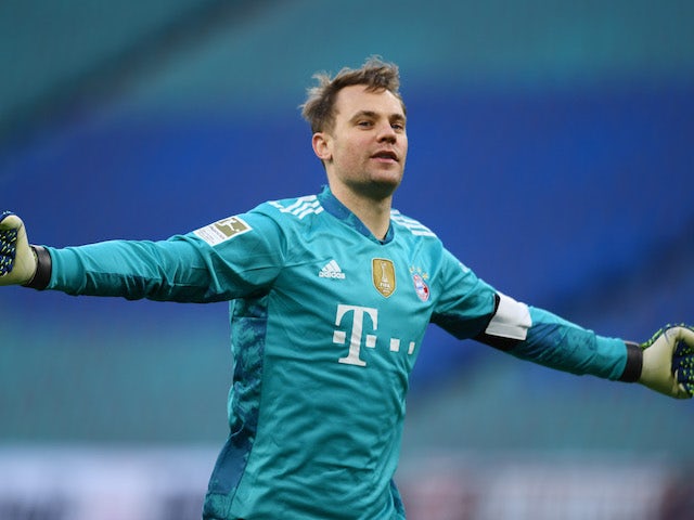 Manuel Neuer du Bayern Munich célèbre après que Leon Goretzka a marqué son premier but en avril 2021