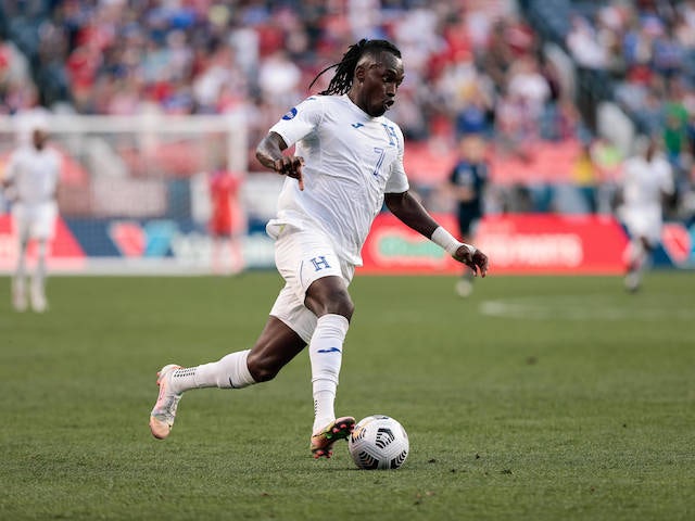 L'attaquant hondurien Albert Ellis (7) contrôle le ballon en seconde période contre les États-Unis lors des demi-finales de la série de football de la Ligue des Nations de la CONCACAF 2021 à Empower Field à Mile High le 4 juin 2021.