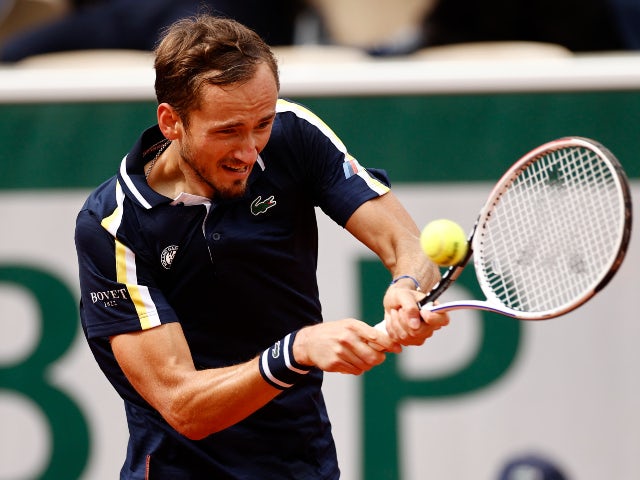 Daniil Medvedev cruises into fourth round of French Open