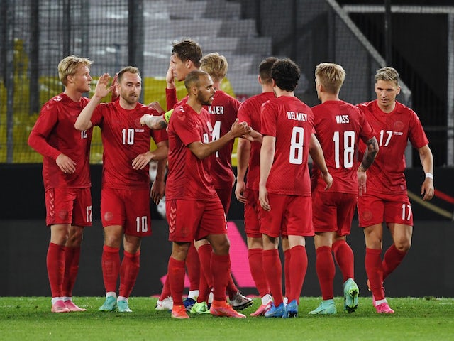 Yussuf Poulsen uit Denemarken viert het scoren van hun eerste doelpunt met teamgenoten op 2 juni 2021