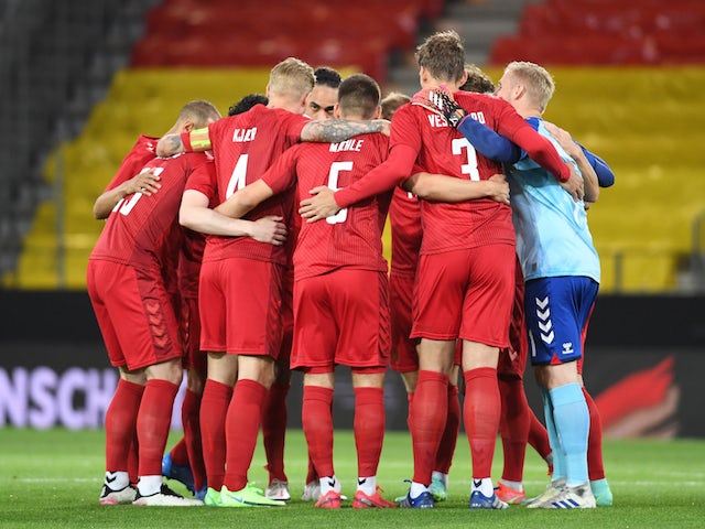 Denmark players huddle before the match on June 2, 2021