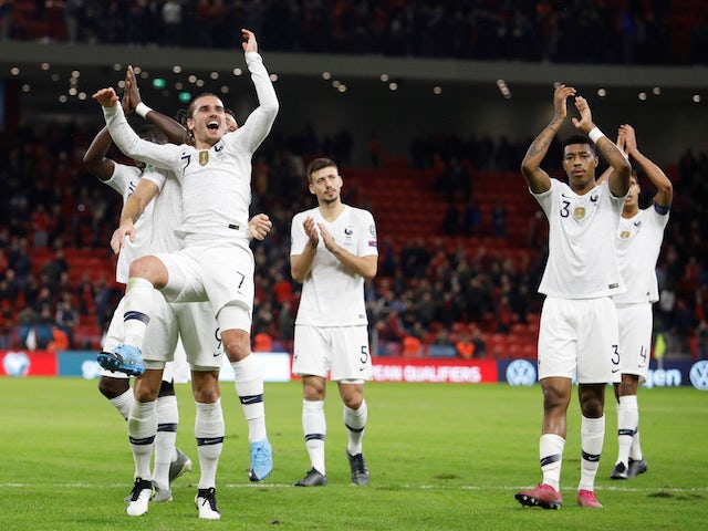 France's Antoine Griezmann celebrates qualifying for the Euro 2020 finals with team mates on November 17, 2019