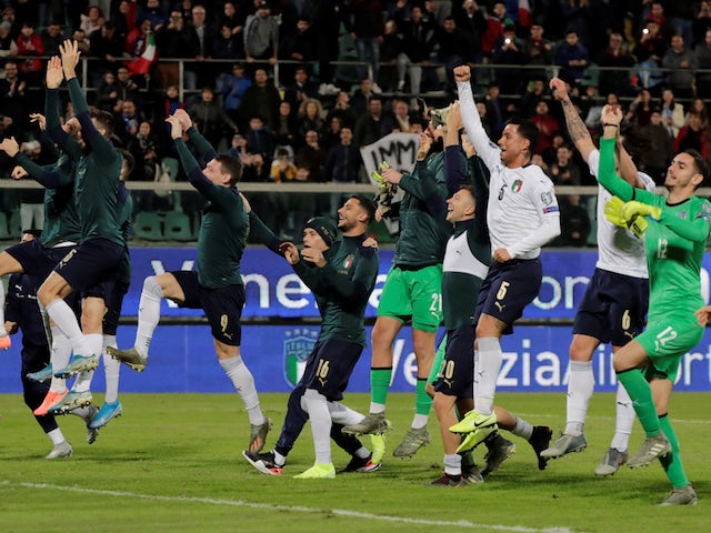 Italy players celebrate qualifying for Euro 2020 in November 2019