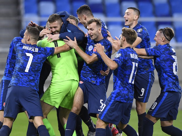 Hráči Slovenska oslavujú po dosiahnutí eura 2020 v novembri 2019