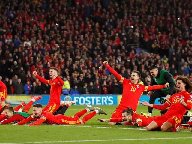 Wales players celebrate qualifying for Euro 2020