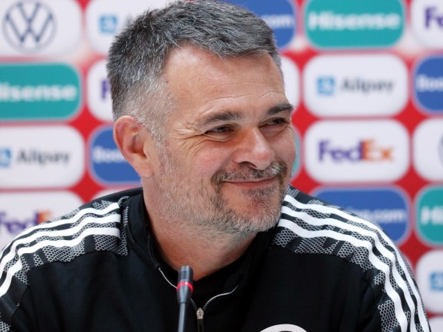 Georgia-trener Willy Sagnol under pressekonferansen 27. mars 2021