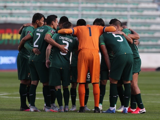 Bolivia players huddle on October 13, 2020